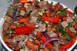 Горячий салат с говядиной и овощами