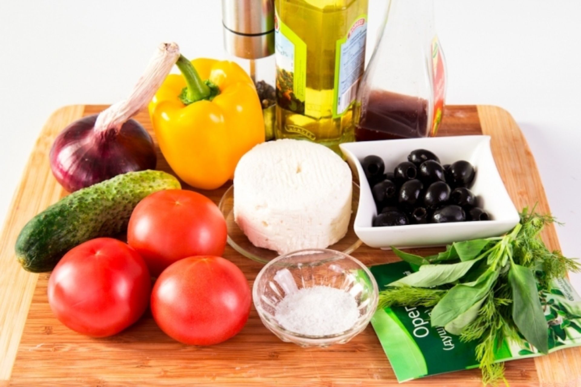 Подобранные ингредиенты. Греческий салат Ингредиенты. Продукты для греческого салата. Греческий салат ингридиен. Набор продуктов для греческого салата.