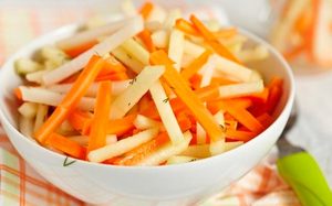 Салат из моркови, яблок и хрена 