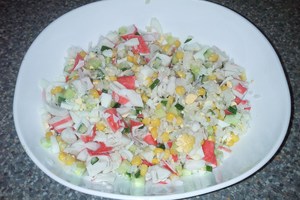 Крабовый салат с рисом и свежим огурцом