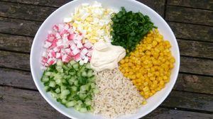 Что входит в крабовый салат с рисом