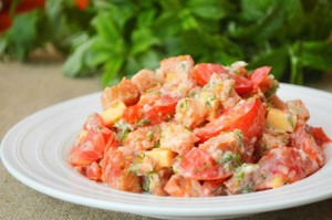 Как вкусно приготовить салат с помидорами и сыром