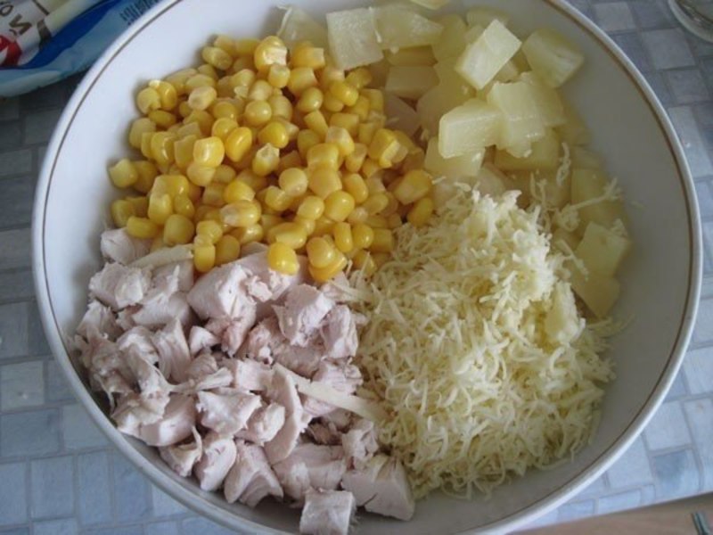 Ингредиенты салата  курицы с ананасами