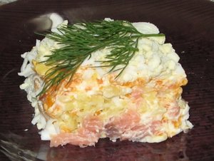 Сытный вкусный салат из картофеля и копчёной скумбрии  