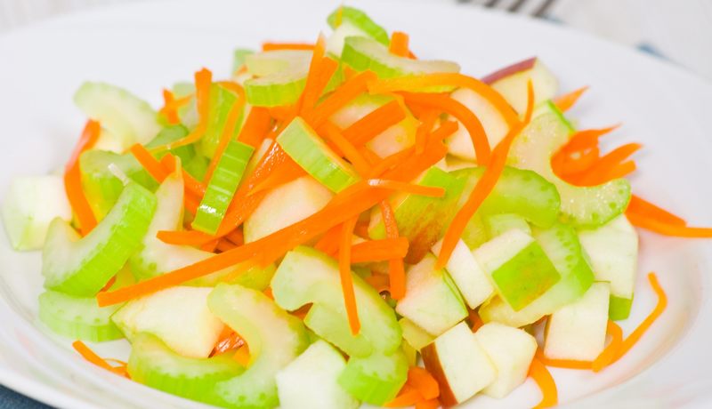 Салат из сельдерея с морковкой и мясной заправкой 
