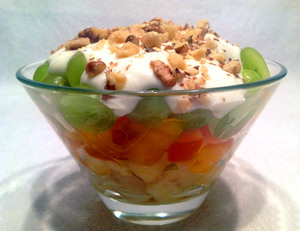 Диетический фруктовый салат с йогуртом