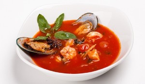 Томатный суп с морепродуктами и гренками