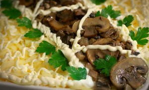 Как приготовить салат с грибами и сыром