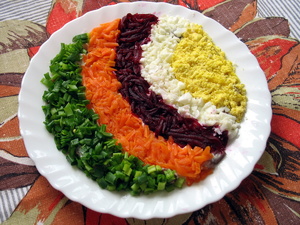 Как уложить на тарелку салат радугу