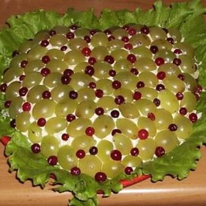 Салат виноградная гроздь с курицей 