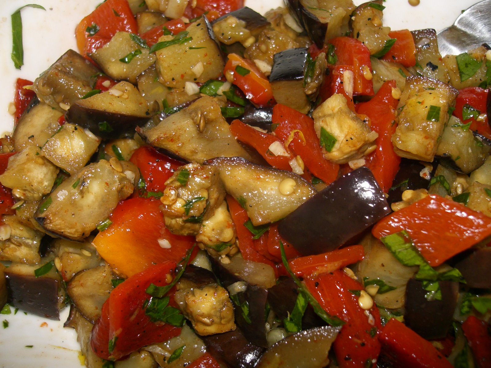 Видео как приготовить овощи. Баклажаны Манжо. Манжо из баклажанов. Салат из жареных баклажанов. Баклажаны с болгарским перцем.