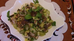 Простой рецепт салата с солеными грибами
