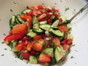 Салат с овощами и редиской