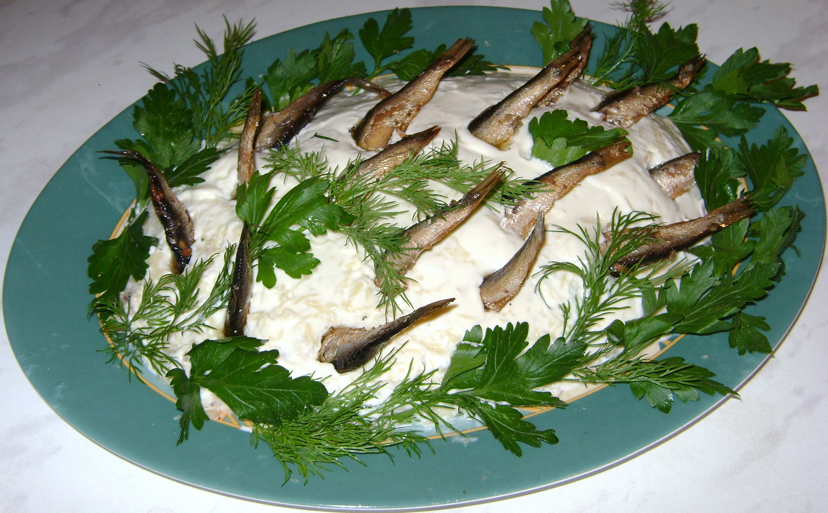 Рецепт салатов со шпротами и яйцом. Рыбки в пруду со шпротами. Салат рыбки в пруду со шпротами. Салат рыбки в пруду. Салат со шпротами.