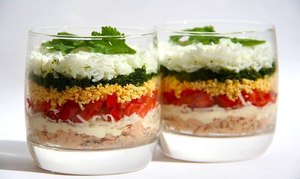 Красивый и вкусный овощной слоеный салат
