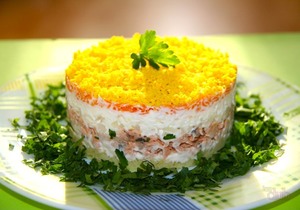 Рыбный салат из консервов с рисом :рецепт