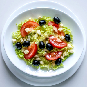 Салат с маслинами помидорами и сыром