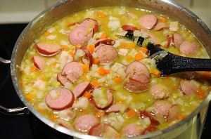 Гороховый суп с копченой колбасой приготовление