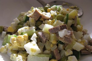 Салат из овощей и колбасы
