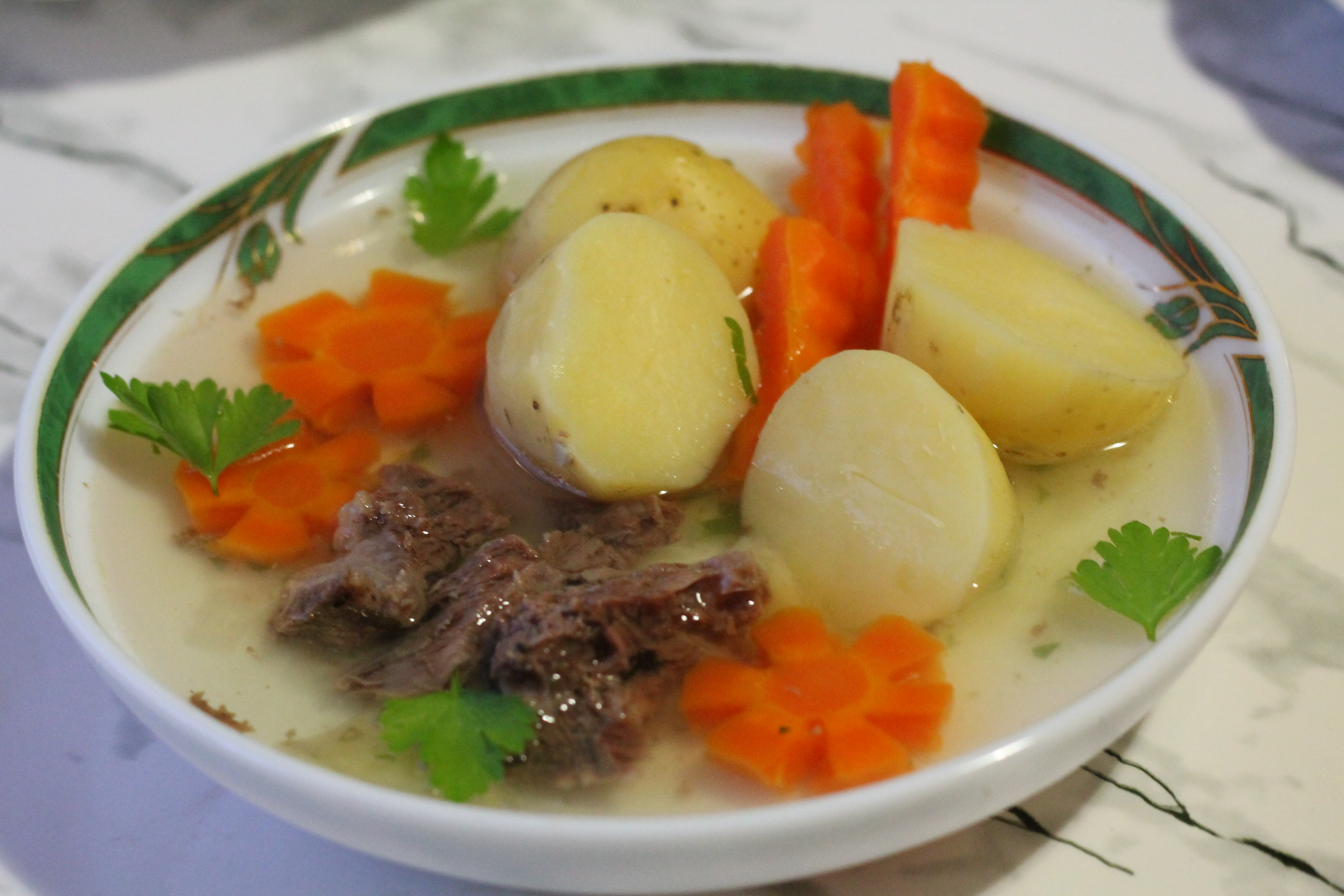Суп мясо картошка морковь. Вареная картошка в суп. Суп с целой картошкой. Суп с мясом картошкой и морковью.