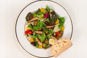 Овощной салат со шпротами