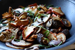 Какой салат содержит жаренные грибы