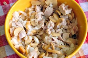 Салат: курица,  грибы,  соленые огурцы 