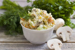 Салат из курицы грибов и соленых огурцов 