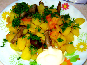 Салат слоями: курица,  грибы,  картофель, яйцо,  сыр 
